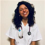Médica especialista en Medicina de Familia y Urgencias con enfoque en Salud comunitaria y enfermedades tropicales. Políglota.